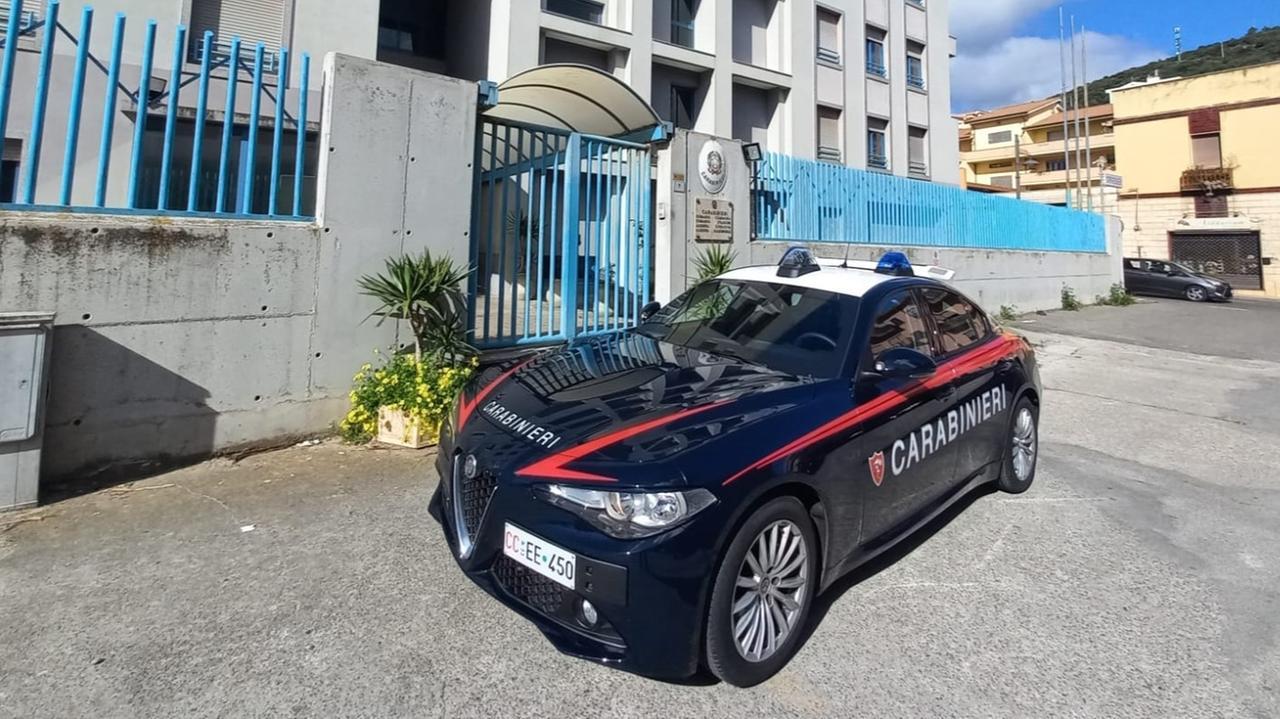 Insegue la madre con una chiave inglese e minaccia di dar fuoco alla casa: arrestato