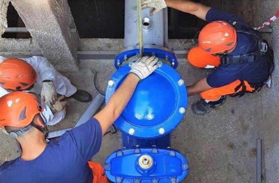 
	Operai di Acque al lavoro in una condotta idrica (foto d&rsquo;archivio)

