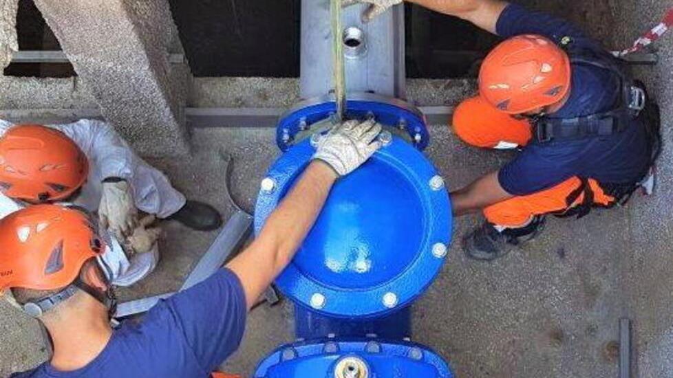 Operai di Acque al lavoro in una condotta idrica (foto d’archivio)