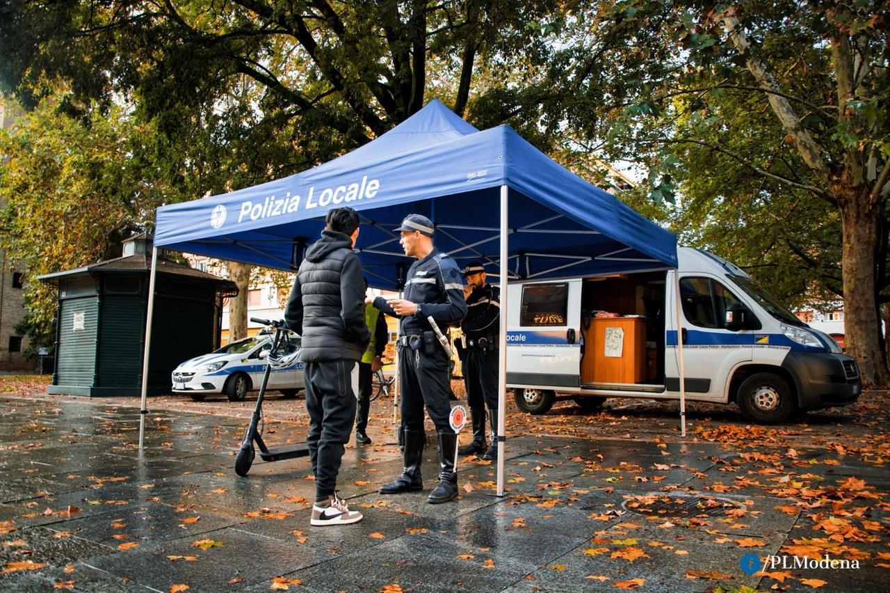 
	La polizia locale di Modena ha allestito in centro un gazebo informativo


