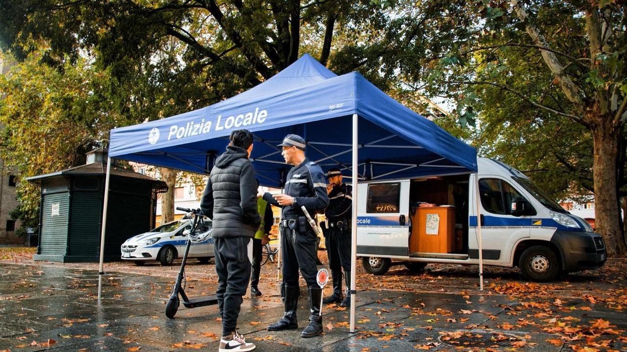 La polizia locale di Modena ha allestito in centro un gazebo informativo