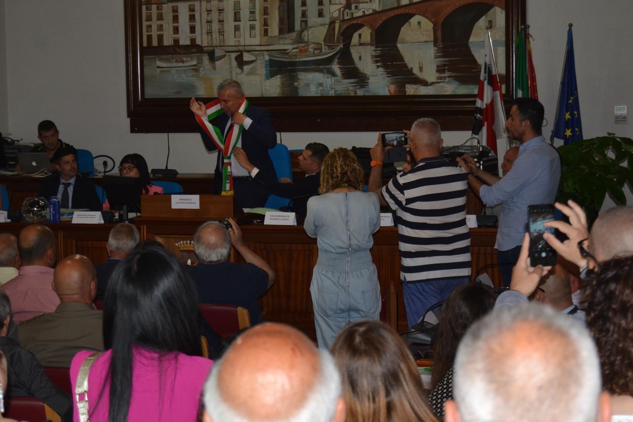 
	La seduta di insediamento: il sindaco Alfonso Marras indossa la fascia tricolore

