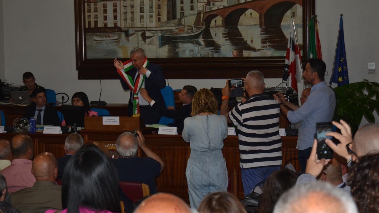 La seduta di insediamento: il sindaco Alfonso Marras indossa la fascia tricolore