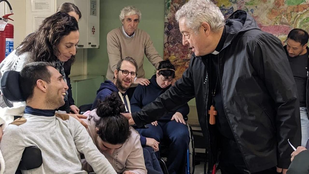 Monsignor Nerbini in visita agli ospiti della cooperativa Kepos