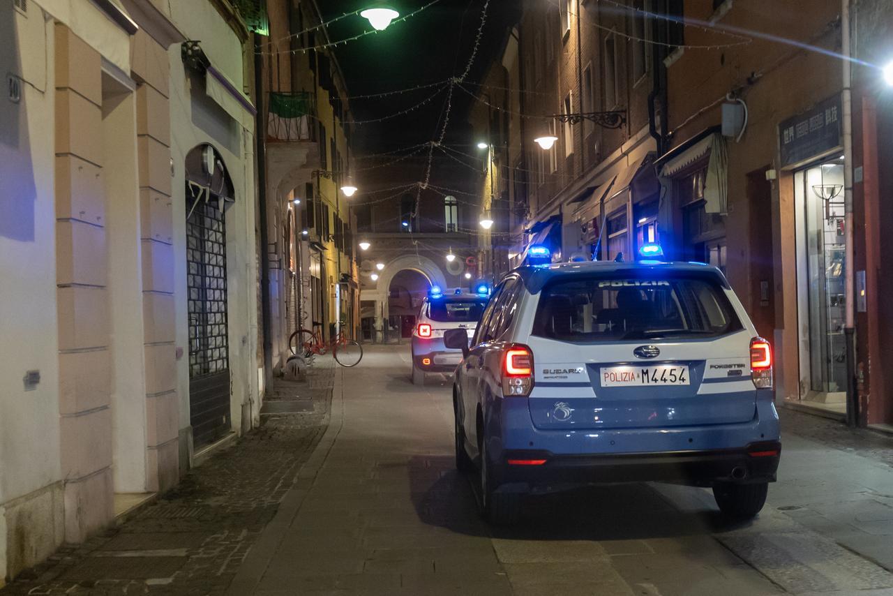 Ferrara, lancia a terra un tavolino e picchia i passanti: denunciato