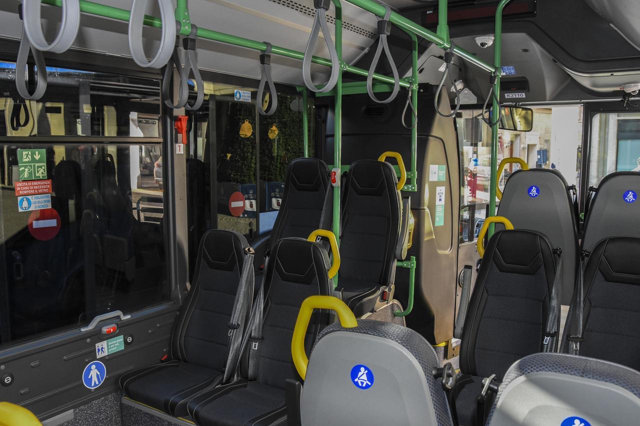 Livorno, controllora aggredita da una mamma col figlio: le ha strappato pure l’orecchino