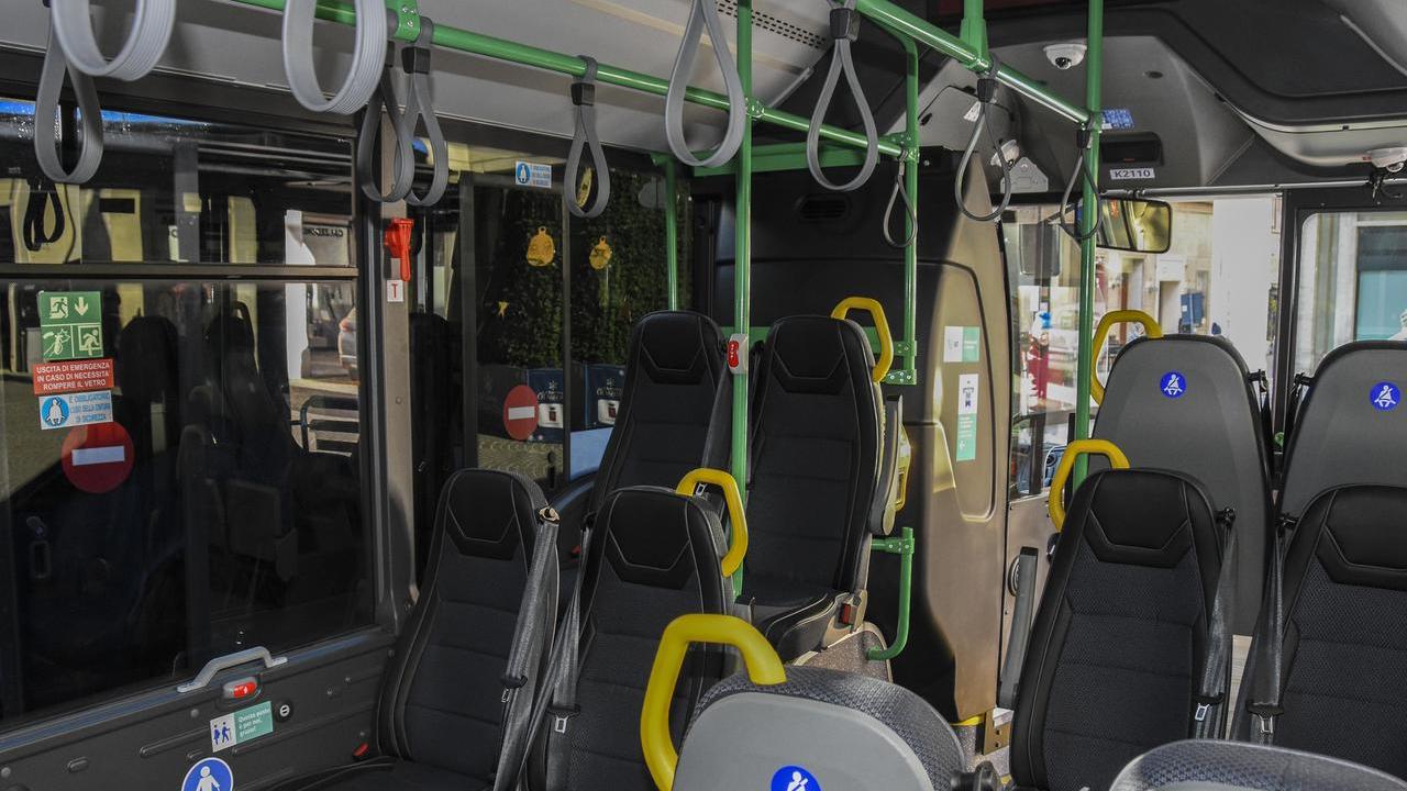 Livorno, controllora aggredita da una mamma col figlio: le ha strappato pure l’orecchino