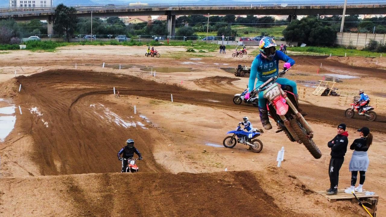 Motocross, spettacolo a Olbia: il campionato regionale al via con 113 piloti