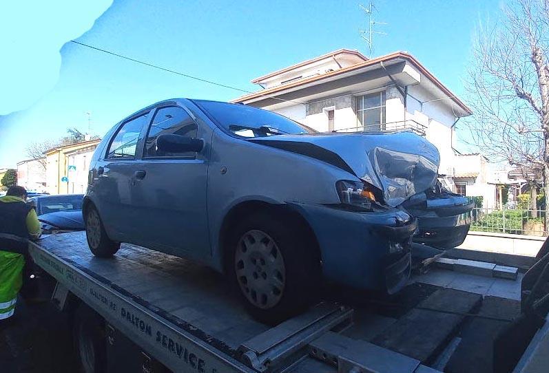 Scontro tra due auto a Reggiolo, grave una donna di 87 anni: è in rianimazione
