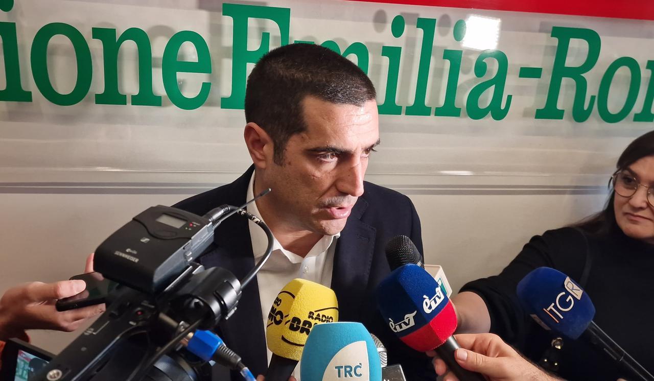 Aumento delle tasse regionali, il presidente De Pascale: «L’alternativa era tagliare 300 milioni di spese sanitarie»