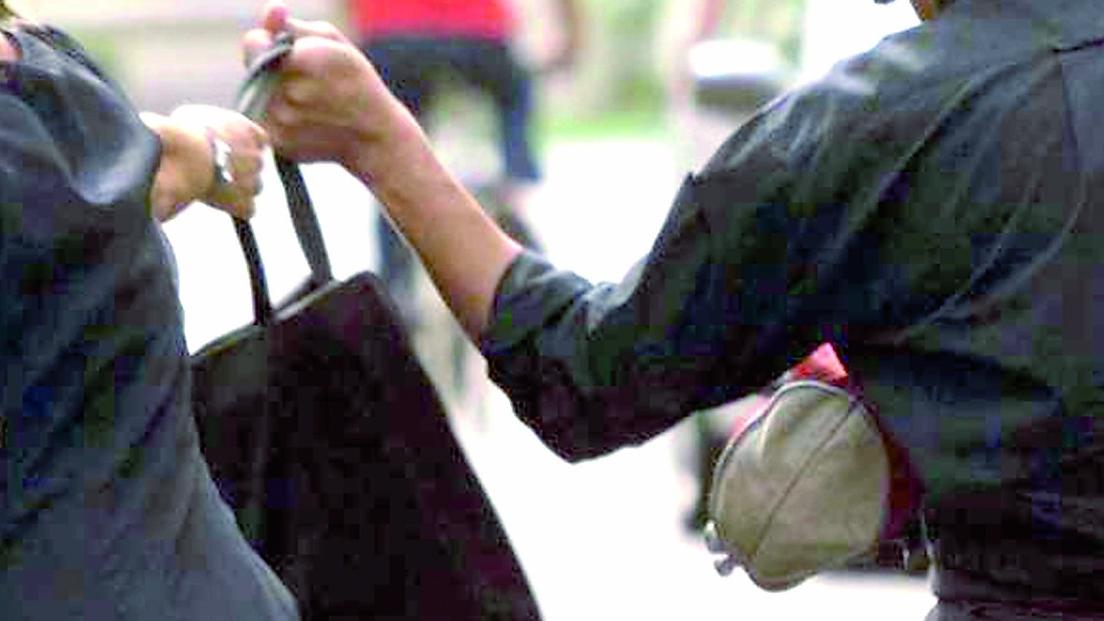 «Mi scusi dove si trova l’ospedale?» ma è una scusa per derubarla