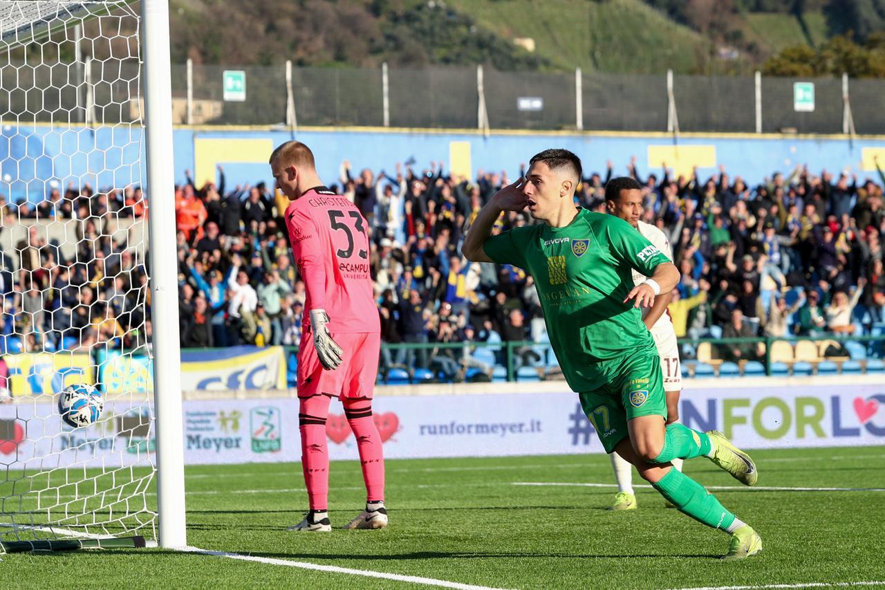 Carrarese-Salernitana, il verde porta fortuna: è 3-2 per gli azzurri. La festa con Gabbani