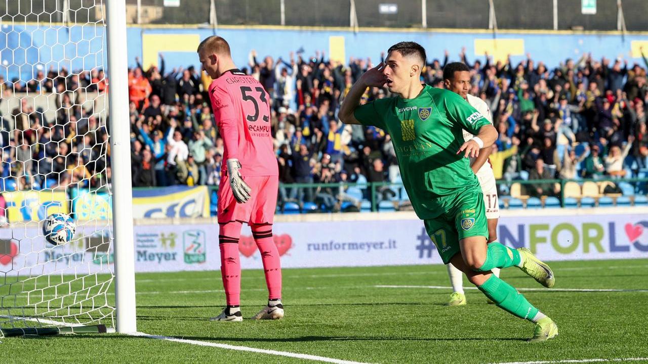 Carrarese-Salernitana, il verde porta fortuna: è 3-2 per gli azzurri. La festa con Gabbani
