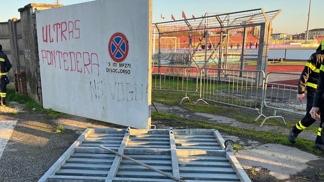 
	La cancellata crollata allo stadio di Pontedera (Foto Stick)

