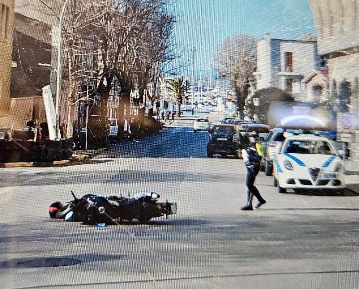 Motociclista travolto da un’auto finisce al pronto soccorso