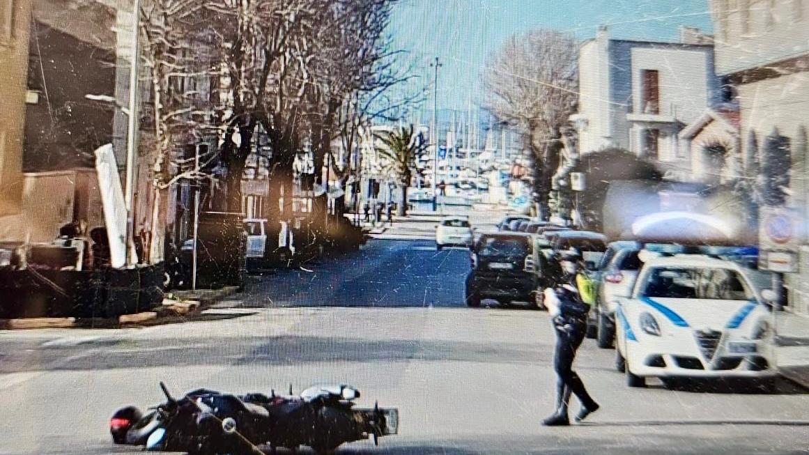 Motociclista travolto da un’auto finisce al pronto soccorso