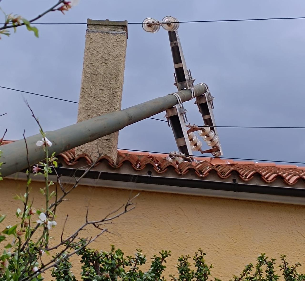 Palo dell’Enel crolla sul tetto di una casa