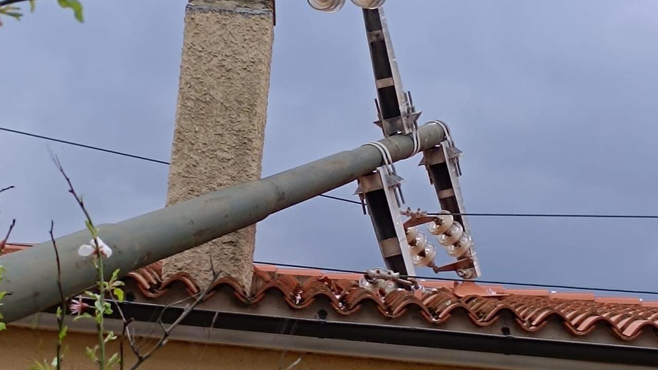 Palo dell’Enel crolla sul tetto di una casa