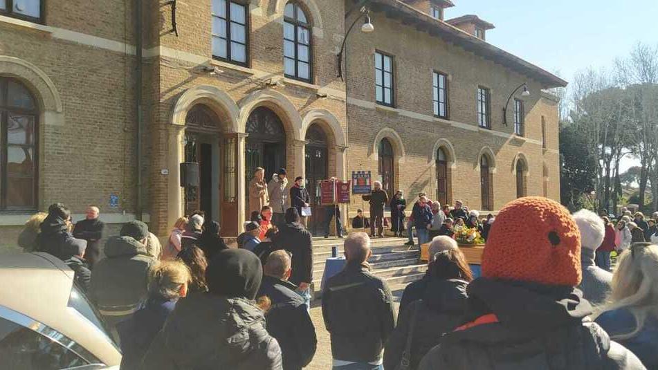 Rosignano, la piazza canta “Bella ciao” e piange. Ciao Gianfranco, comunista col sorriso