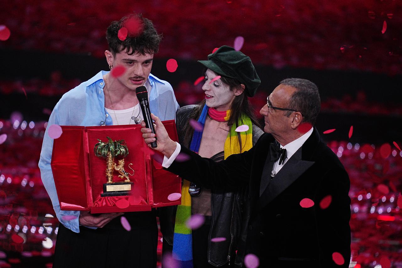 Sanremo 2025, il vincitore è Olly. Secondo il toscano Lucio Corsi. Fischi per l’esclusione di Giorgia dai 5 finalisti