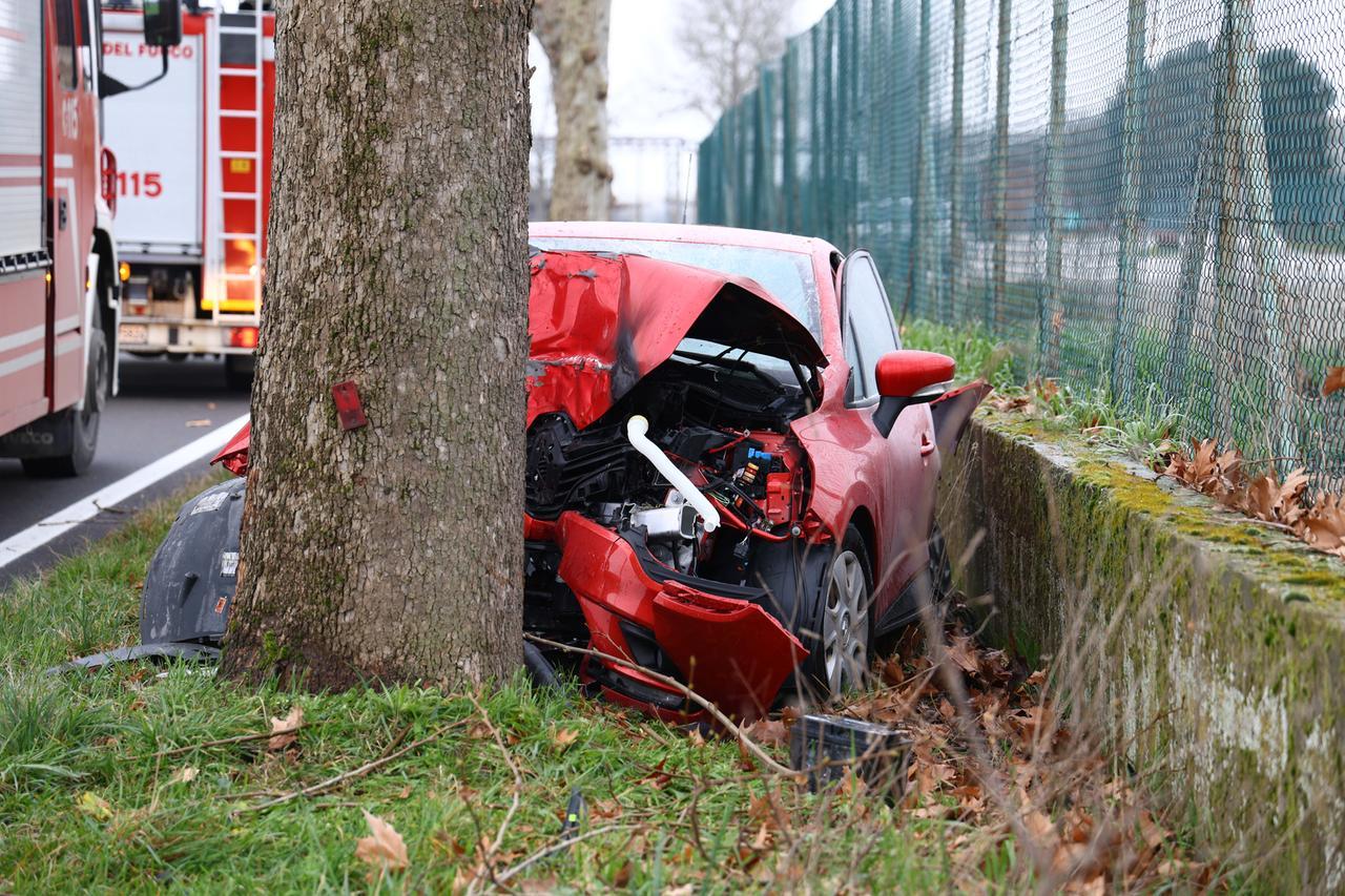 Morto nello schianto contro un platano a Ostellato, la causa e il ricordo del fratello