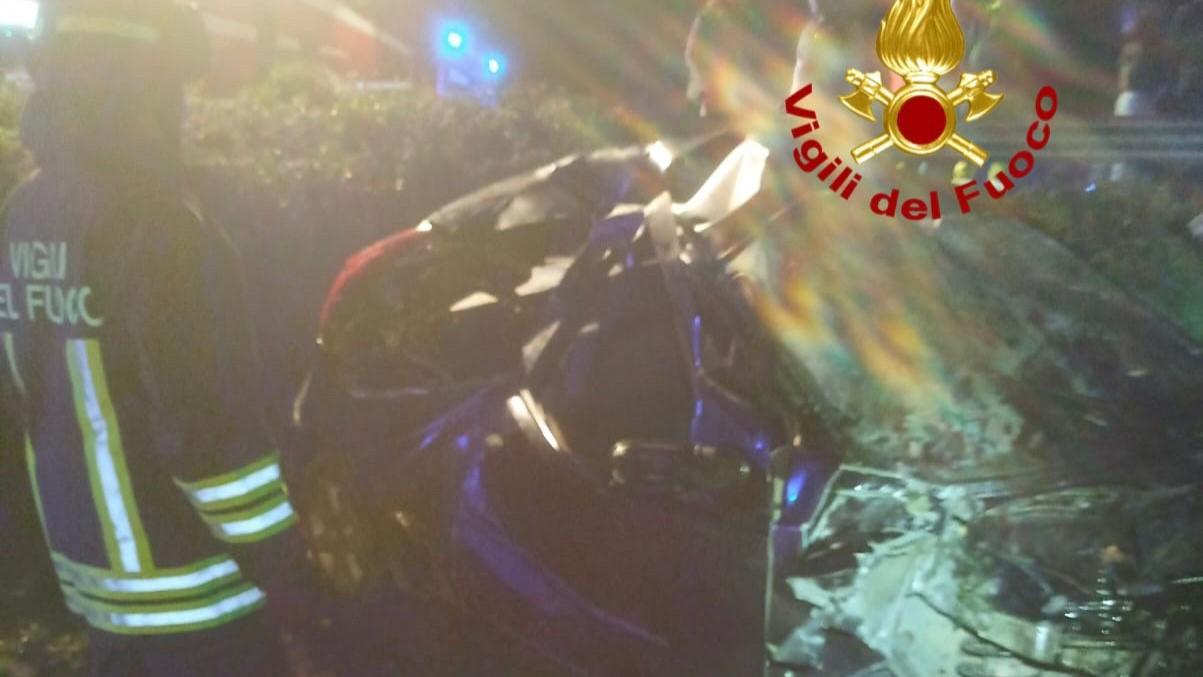 Auto fuori strada, donna incinta sbalzata fuori dall’abitacolo: è gravissima