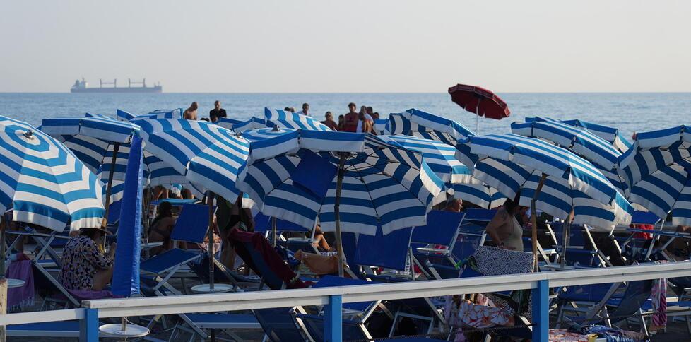 I bagni di Livorno si preparano: lettini, ombrelloni e self service.  A metà marzo partono i Lido