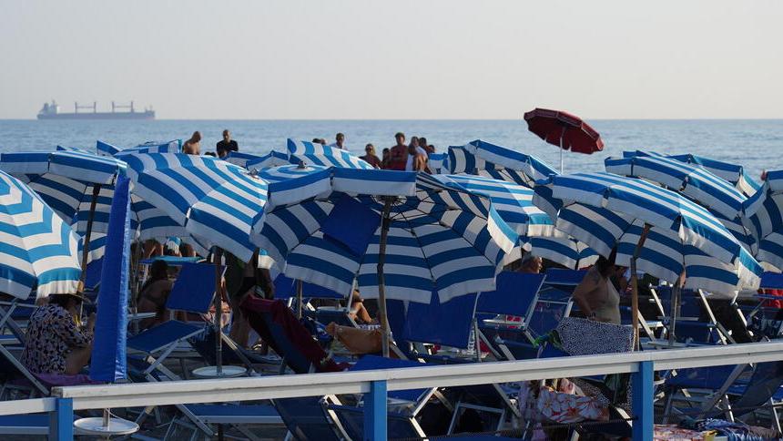 I bagni di Livorno si preparano: lettini, ombrelloni e self service. A metà marzo partono i Lido