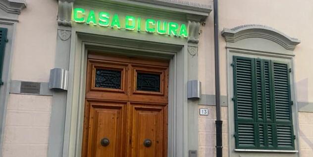 
	L&rsquo;ingresso della casa di cura in via Manzoni a Pisa

