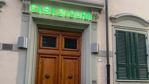 L’ingresso della casa di cura in via Manzoni a Pisa
