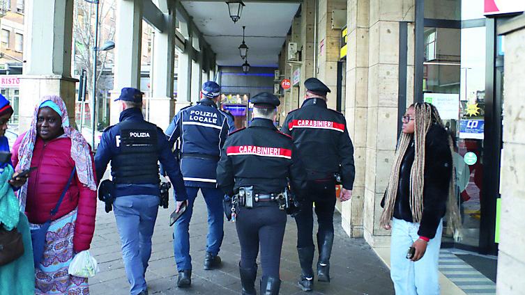 I residenti della stazione: «Delusi da Piantedosi: senza l’esercito la zona rossa è inefficace»