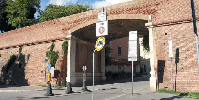 
	Il varco della Ztl di Porta Corsica sotto il quale molti grossetani sono transitati con il pass scaduto (foto Bf)

