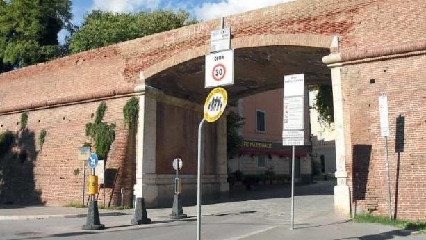 Il varco della Ztl di Porta Corsica sotto il quale molti grossetani sono transitati con il pass scaduto (foto Bf)