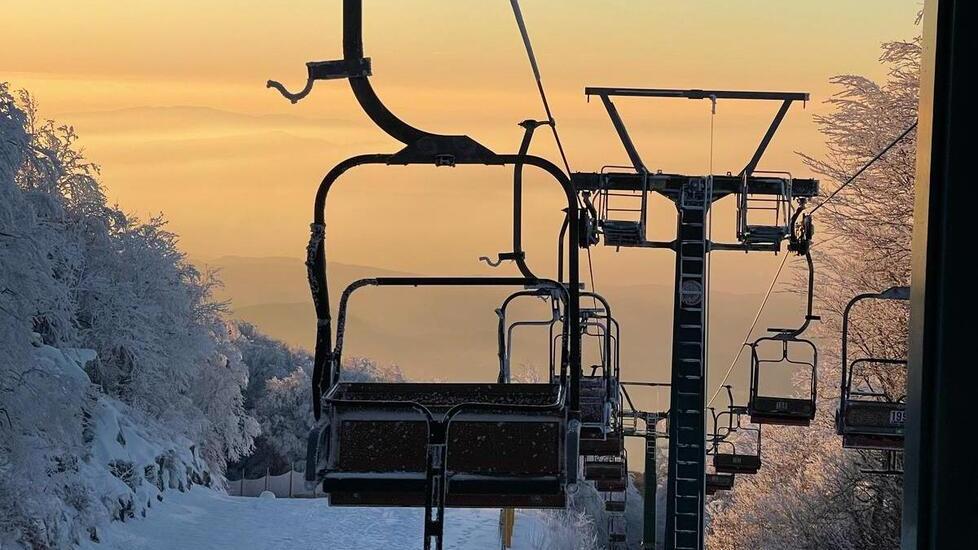 Arriva un po’ di neve sul monte Amiata, gli operatori ci sperano: «Se il freddo continua, si può tornare a sciare»