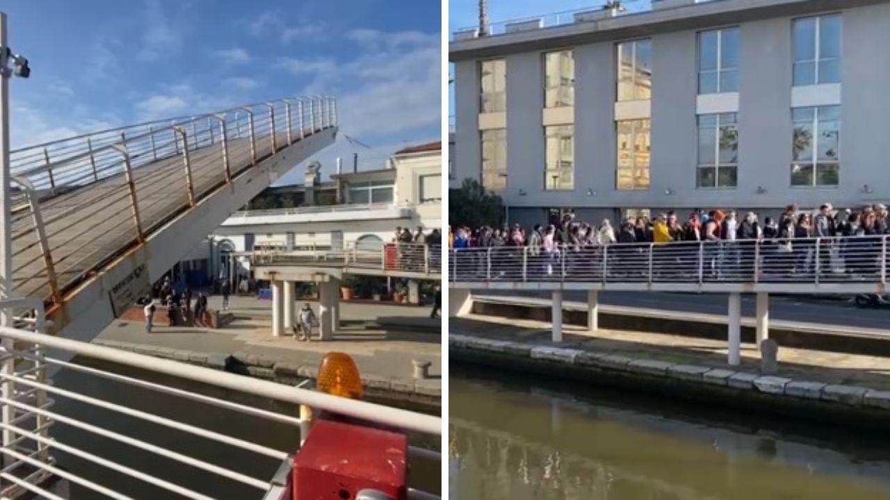 
	La passerella alzata e i visitatori verso il carnevale di Viareggio

