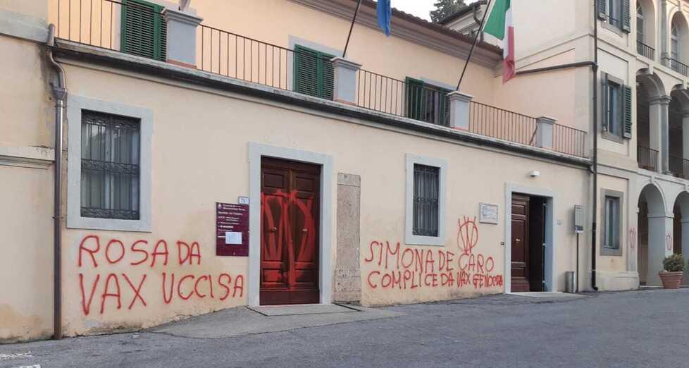 Monsummano, due persone indagate per le scritte no vax sul palazzo comunale