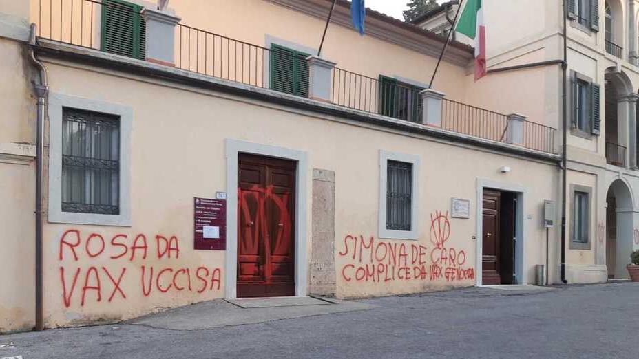 Monsummano, due persone indagate per le scritte no vax sul palazzo comunale