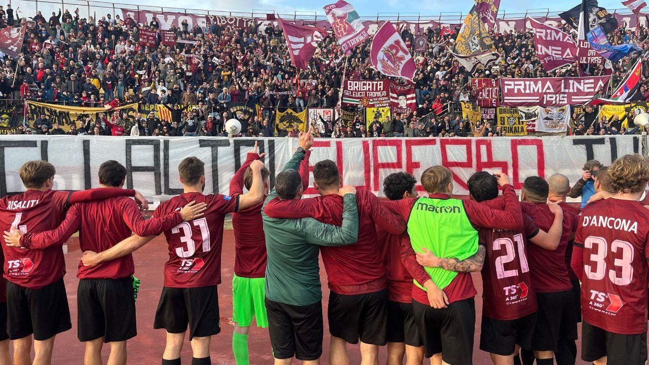 
	Il Livorno sotto la curva a fine partita (Foto Stick)

