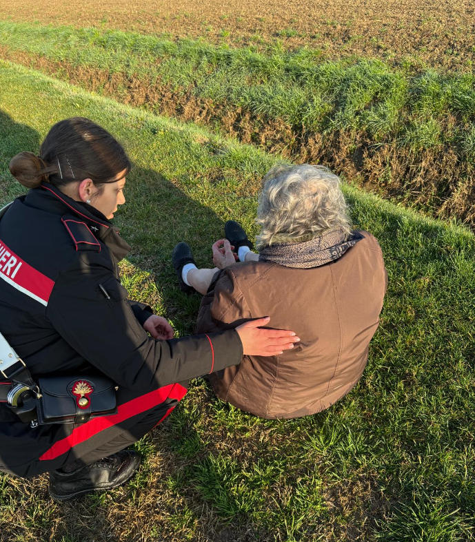Cento, anziana caduta in un campo: ritrovata dai carabinieri