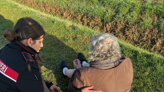Cento, anziana caduta in un campo: ritrovata dai carabinieri
