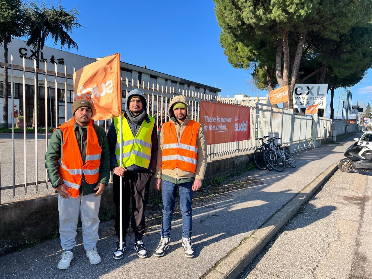 
	Gli operai in sciopero davanti al Maglificio Cxl di via Paronese

