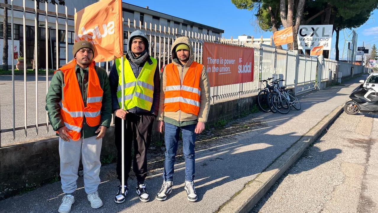 Gli operai in sciopero davanti al Maglificio Cxl di via Paronese