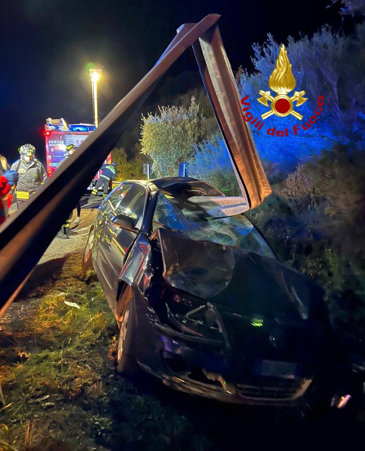 Auto trapassata dal guardrail, conducente miracolosamente illeso