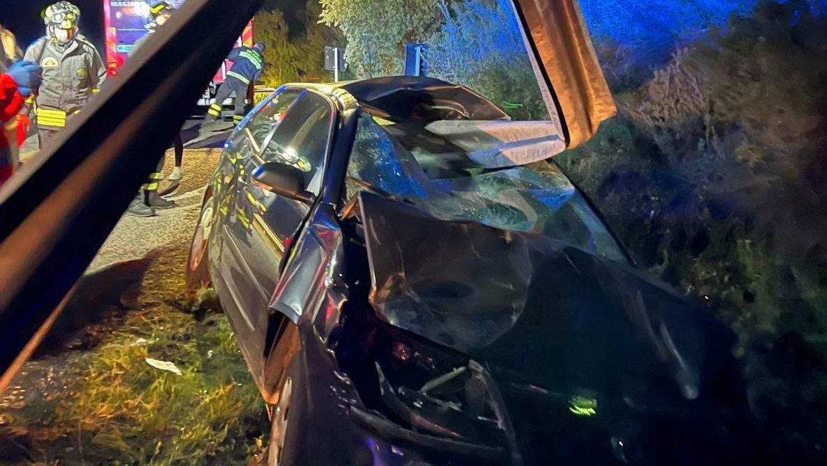 Auto trapassata dal guardrail, conducente miracolosamente illeso