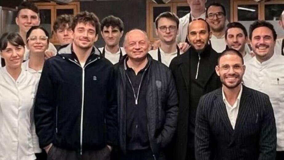 Leclerc, Vasseur e Hamilton insieme allo staff de Il Cavallino
