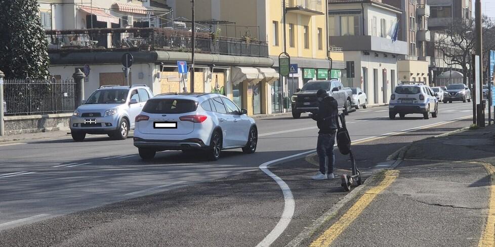
	Il conducente di un monopattino in sosta&nbsp;

