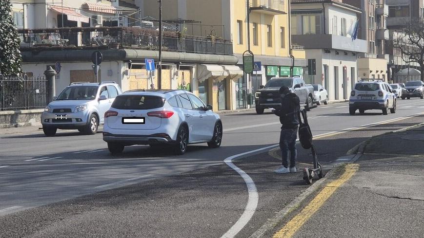 Il conducente di un monopattino in sosta 