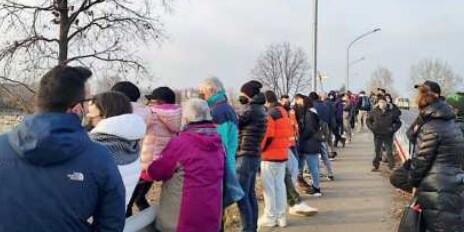 
	Gli appassionati sul cavalcavia per i primi giri di Hamilton sulla Ferrari

