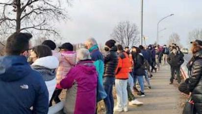 Gli appassionati sul cavalcavia per i primi giri di Hamilton sulla Ferrari