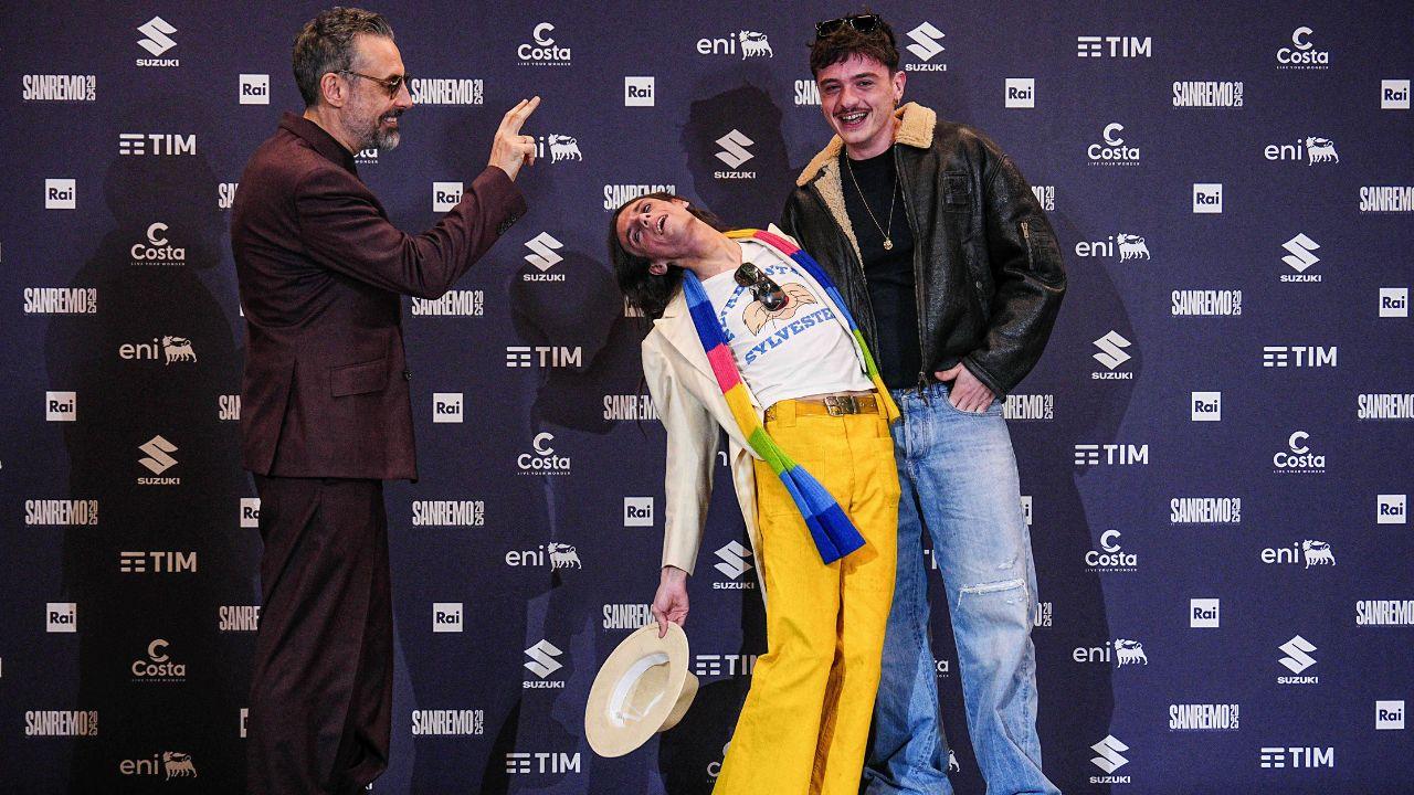 Lucio Corsi, al centro, grande protagonista del Festival